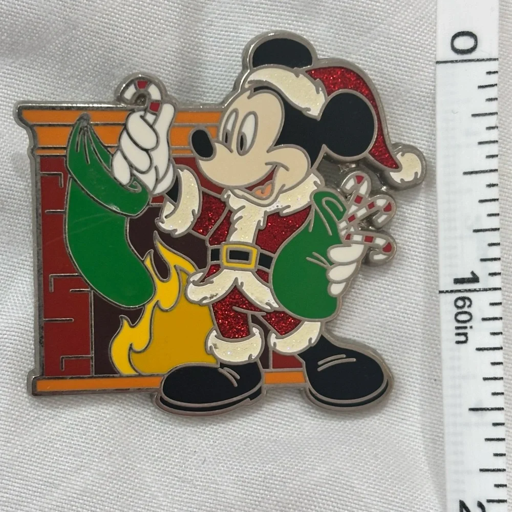 🌸 Disney Parks 2021 Christmas Holiday Santa Mickey Mouse Pin